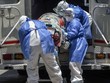 Nhân viên y tế Mexico đưa bệnh nhân Covid-19 ttới Bệnh viện Đa khoa Venados, Mexico City, hôm 26/5. Ảnh: AFP. 