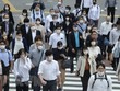 Người dân đeo khẩu trang phòng dịch COVID-19 khi di chuyển trên phố ở Tokyo, Nhật Bản ngày 26/5/2020. (Nguồn: AFP/TTXVN).