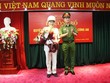 Thứ trưởng Nguyễn Duy Ngọc trao quyết định và chúc mừng Thiếu tướng Tô Văn Huệ.