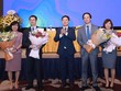 Thượng tướng Lê Hữu Đức chụp ảnh với 2 thành viên vừa được bầu mới (bên trái) và 2 thành viên rời vị trí HĐQT MBS (bên phải).