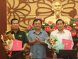 Bí thư Tỉnh ủy Đồng Tháp Lê Minh Hoan trao quyết định và chúc mừng đồng chí Phạm Trung Tuấn và đồng chí Nguyễn Hữu Cương.