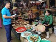 Các bộ BHXH tuyên truyền lưu động về chính sách BHXH cho các tiểu thương tại các chợ trên địa bàn.