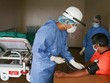 Nhân viên y tế kiểm tra người nhiễm nCoV ở Peru ngày 9/6. Ảnh: Reuters.