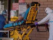 Nhân viên y tế di chuyển bệnh nhân ở Arizona ngày 24/5. Ảnh: AFP.