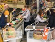 Người dân mua hàng trong siêu thị tại Jena, Đức. (Ảnh: THX/TTXVN).