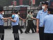 Cảnh sát gác tại lối vào chợ Tân Phát Địa ở Bắc Kinh, Trung Quốc, ngày 13/6, sau khi chợ phải đóng cửa do phát hiện ca nhiễm COVID-19 mới. (Ảnh: AFP/TTXVN).