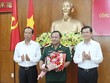Lãnh đạo tỉnh Bà Rịa - Vũng Tàu trao quyết định và chúc mừng đồng chí Nguyễn Thành Trung.