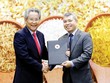 Ông Huỳnh Văn Thòn (bên trái) chuyển giao nhiệm vụ điều hành Lộc Trời cho ông Nguyễn Duy Thuận.