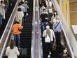 Người dân đeo khẩu trang phòng lây nhiễm COVID-19 tại Tokyo, Nhật Bản. (Ảnh: THX/TTXVN)