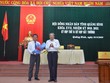 Bí thư Tỉnh ủy Quảng Bình Hoàng Đăng Quang (phải) chúc mừng tân Phó Chủ tịch UBND tỉnh Trần Phong.