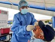 Nhân viên y tế lấy mẫu bệnh phẩm ở Lima, Peru ngày 15/6. Ảnh: Reuters.