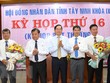 Bí thư Tỉnh ủy Tây Ninh Phạm Viết Thanh và Chủ tịch Ủy ban Nhân dân tỉnh Phạm Văn Tân tặng hoa chúc mừng các đồng chí được bầu vào các chức danh Phó Chủ tịch HĐND, UBND và ủy viên UBND tỉnh nhiệm kỳ 2016-2021. (Ảnh: Lê Đức Hoảnh/TTXVN).