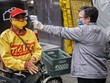 Một người đàn ông được đo thân nhiệt tại khu chợ ở thủ đô Mexico City của Mexico hôm 22/6. Ảnh: AFP.
