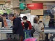 Người dân mua hàng trong siêu thị tại thủ đô Tokyo, Nhật Bản ngày 8/4/2020 trong bối cảnh dịch COVID-19 lan rộng. (Nguồn: THX/TTXVN).