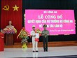 Đại tá Nguyễn Văn Thanh (trái) nhận quyết định bổ nhiệm làm Giám đốc Công an tỉnh Quảng Trị.