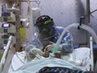 Nhân viên y tế chăm sóc bệnh nhân ở Santiago, Chile ngày 9/6. Ảnh: Reuters. 