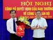 Ông Nguyễn Xuân Trường (người cầm hoa) - tân Chủ tịch UBND huyện Yên Bình
.