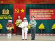 Thiếu tướng Lê Tấn Tới trao quyết định và chúc mừng Đại tá Phan Thanh Tám.