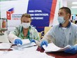 Nhân viên Ủy ban Bầu cử Trung ương kiểm phiếu sau cuộc trưng cầu dân ý về hiến pháp sửa đổi tại điểm bỏ phiếu số 1591 ở Moskva, Nga, ngày 1/7. Ảnh: RIA Novosti.