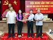 Bí thư Tỉnh ủy Vĩnh Phúc Hoàng Thị Thúy Lan tặng hoa chúc mừng tân Phó Bí thư Lê Duy Thành. Ảnh: Cổng TTĐT Vĩnh Phúc.