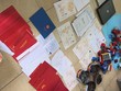 Nhiều tang vật giấy tờ làm giả.