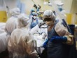 Nhân viên y tế chăm sóc bệnh nhân ở Pháp ngày 9/4. Ảnh: AFP.