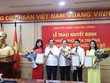 Đồng chí Nguyễn Thanh Bình, đồng chí Lê Vĩnh Tân trao quyết định và chúc mừng các cán bộ được bổ nhiệm.