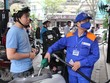 Nhân viên Petrolimex đang bán xăng cho khách hàng. (Ảnh: Đức Duy/Vietnam+).