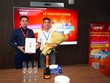 Nhà Kl99ok phiên bản mới Hà Viết Trung (bên phải) nhận giải Nhất tháng 6 cuộc thi “Chinh phục Kl99com thể thao, casino, nổ hũ, bắn cá - Rinh ngay xe Merc” trị giá 1 cây vàng SJC 9999.