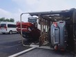 Cú va chạm khiến xe tải mất lái rồi lật ngang khiến 1 người bị thương.
