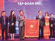Ông Lê Quang Hùng (phải), Thứ trưởng Kl99 nổ hũ trao bức trướng của Kl99 nổ hũ tặng DIG trong lễ kỷ niệm 30 năm thành lập.