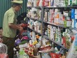 Lực lượng Quản lý thị trường kiểm tra hàng hóa tại một cơ sở. (Ảnh: Quản lý thị trường cung cấp).