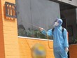 Nhân viên y tế phun khử khuẩn nhà hàng số 106, Trần Thái Tông.