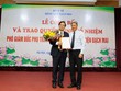 Thứ trưởng Bộ Y tế Nguyễn Trường Sơn trao quyết định cho PGS.TS Đào Xuân Cơ. Ảnh: VGP/Mai Thanh