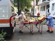 Nhân viên y tế chuyển bệnh nhân COVID-19 tới bệnh viện tại Milan, Italy. (Ảnh: AFP/TTXVN).