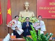 Đồng chí Phạm Minh Chính trao quyết định và chúc mừng đồng chí Nguyễn Hồng Lĩnh và đồng chí Phạm Viết Thanh. 