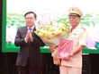 Bí thư Thành ủy Hà Nội Vương Đình Huệ chúc mừng Thiếu tướng Nguyễn Hải Trung. 