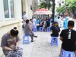 Người về từ Đà Nẵng chờ xét nghiệm nhanh tại phường Bách Khoa và phường Cầu Dền (quận Hai Bà Trưng,Hà Nội) sáng 1/8. (Ảnh: Minh Quyết/TTXVN).
