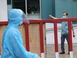 Mọi trao đổi được thực hiện ở khoảng cách trên 2m. (Ảnh: Quốc Dũng/TTXVN).