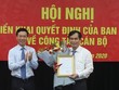 Trưởng Ban Tuyên giáo Trung ương Võ Văn Thưởng chúc mừng ông Phan Xuân Thủy vào cương vị mới.