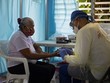 Y tá lấy mẫu máu của người phụ nữ tại El Salvador ngày 30/7. Ảnh: AFP.