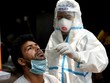 Nhân viên y tế lấy mẫu xét nghiệm cho người dân ở New Delhi, Ấn Độ, hôm 8/8. Ảnh: AFP.