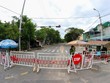 Đường vào thôn Lệ Sơn Nam bị phong tỏa sau khi phát hiện có người nhiễm COVID-19. (Ảnh: Trần Lê Lâm/TTXVN).