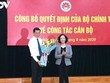 Bà Trương Thị Mai trao quyết định và tặng hoa chúc mừng ông Nguyễn Hồng Lĩnh.