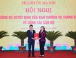 Phó Bí thư Thường trực Thành ủy Ngô Thị Thanh Hằng trao quyết định cho đồng chí Nguyễn Quang Đức tại Huyện ủy Hoài Đức. Ảnh: Hà Nội mới.