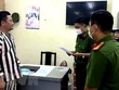 Cơ quan Cảnh sát điều tra Công an Thành phố Hồ Chí Minh tống đạt các quyết định khởi tố và lệnh bắt tạm giam đối với Ngô Minh Danh. (Nguồn: TTXVN).