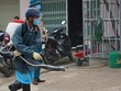 Cán bộ Y tế phường Quảng Vinh phun hóa chất khử trùng khu vực cách ly ở phố Nam Bắc, nơi có bệnh nhân dương tính nCoV.
