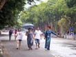 Nhiều người dân Thủ đô không đeo khẩu trang tại phố đi bộ hồ Hoàn Kiếm (ảnh chụp trưa 1/8).