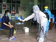Phóng viên Kênh truyền hình Thông tấn Vnews tác nghiệp an toàn tại khu vực có nguy cơ lây nhiễm.