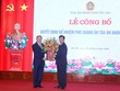 Đồng chí Nguyễn Hòa Bình trao quyết định và chúc mừng đồng chí Nguyễn Văn Tiến.